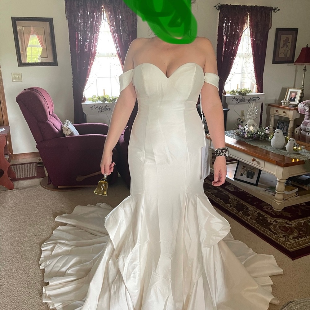 Trumpet satin Wedding gown Sz 14 never worn wedding dress. Allure Bridal 9658